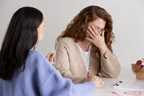 доктор общается с женщиной с суицидальным поведением